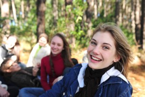 Studenten im Wald gluecklich